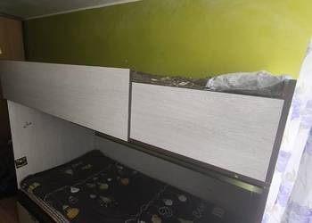 Łóżko piętrowe dziecięce z szufladami i schodkami