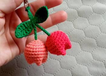 Tulipany wykonane na szydełku, brelok