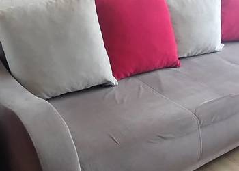 Sofa rozkładana z pojemnikiem i 5 poduszek