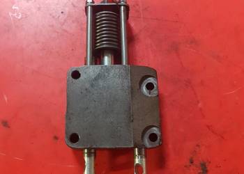 Rozdzielacz hydrauliczny wzmacniacza momentu Ursus c-385 80142100 C385