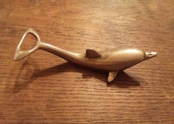Stary otwieracz do butelek metalowy  delfin. PRL