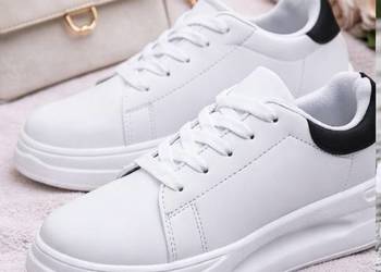 Eleganckie białe sneakersy na modnej, podwyższanej podeszwie.