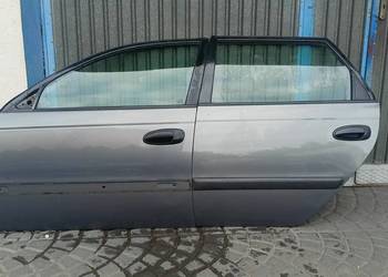 Toyota Avensis t22 drzwi tylne lewe