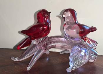 Szklana figurka. 2 Ptaszki na gałęzi.  Z czerwono- przeźroczystego szkła. Szklana figurka. 2 Ptaszki na gałęzi.  Z czerwono- przeźroczystego szkła.