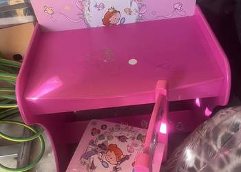 Drewniane biurko dla dziewczynki