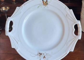 Patera z motylem i kwiatami. Biała porcelanka.  Cena 95 zł.   Z boku pate