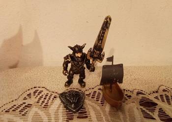 Skrzat mroczny wojownik z mieczem