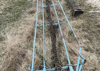 Taśmociąg podajnik do kostek siana