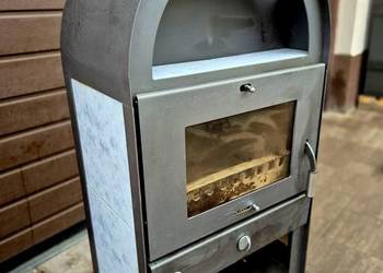Elegancki piecyk z błękitnymi płytkami - kominek wolnostojący koza 7kW