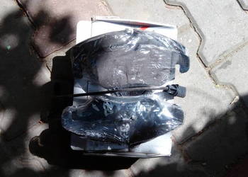 klocki hamulcowe przód plus czujnik  do audi A4 OD 07-