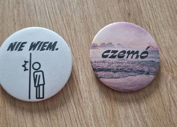 Przypinka button z agrafką zestaw 2szt czemó nie wiem