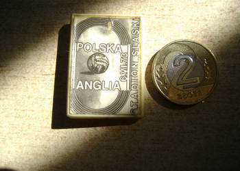 Starocie z PRL - SPORT = Przypinka pamiątkowa meczu Polska : Anglia 1973 r.