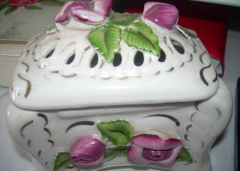 piękna porcelanowa szkatułka