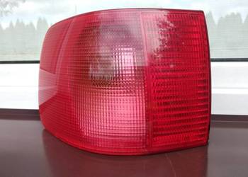 Audi A6 C4 sedan lampa tył tylna lewa w błotnik wkład oprawka Hella