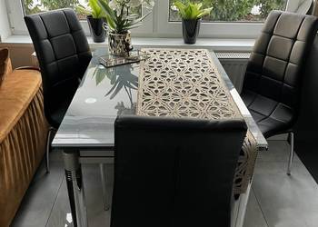 Stół z trzema krzesłami