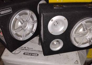 Wzmacniacz samochodowy RTO z głośnikami.