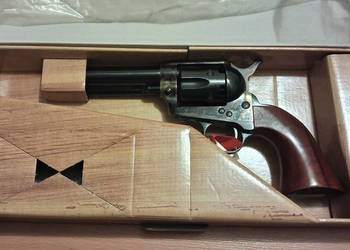 Rewolwer czarnoprochowy Uberti Cattleman kal. 44 lufa 4.75''