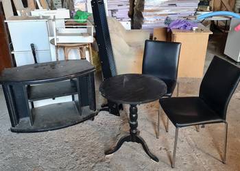 Stół, dwa krzesła, szafka tv i stojak na płyty CD. Super design!