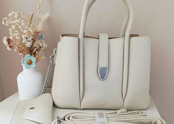 Torebka damska beżowa elegancka na spotkania z portfelem