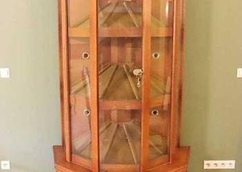 Ekskluzywna witryna na wino - drewno, szkło, oświetlenie