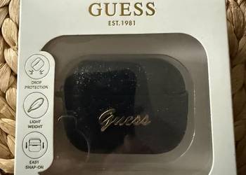 Nowe etui na słuchawki marki Guess