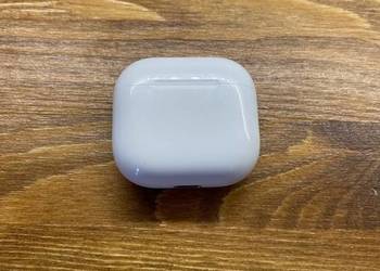 Oryginalne etui ładujące do słuchawek Apple AirPods 4. generacji
