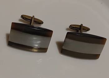 Mosiężne spinki do mankietów, zdobione prawdopodobnie masą perłową.