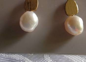 ZŁOCONE KOLCZYKI Z OKAZAŁĄ PERŁĄ HODOWLANĄ ZŁOCONE KOLCZYKI Z OKAZAŁĄ PERŁĄ HODOWLANĄ