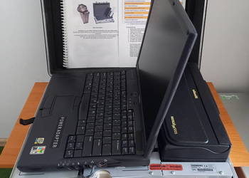 Laptop Dell drukarka Olivetti stacja dokująca walizka dokumenty okablowanie
