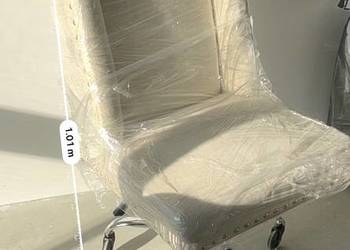 Kremowe krzesło biurowe obrotowe, tapicerowane, ćwieki dekoracyjne