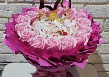 Bukiet z róż mydlanych i Raffaello Box na urodziny dla niej