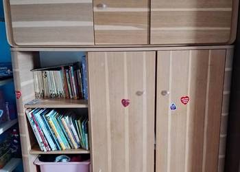 Szafa z półkami i drążkiem na ubrania.