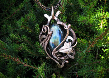 Miedziany wisiorek, labradoryt, motyw bluszczu, handmade