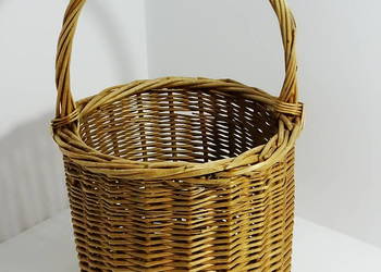 Kosz wiklinowy o wysokości 47 cm, średnicy 30 cm i głębokości 25 cm 18L.
