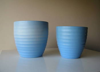 Piękne karbowane ceramiczne niebieskie doniczki – osłonki