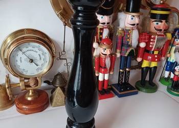 Peugeot. Duży młynek do mielenia pieprzu. Peugeot. Duży młynek do mielenia pieprzu.