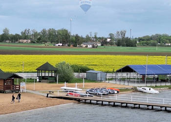 Działka 3823 m² z linią brzegową oraz stawem.