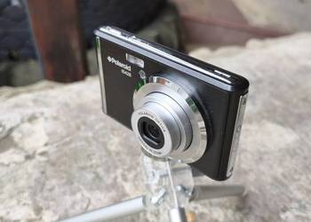 Aparat Polaroid Is 426 w kolorze czarnym.