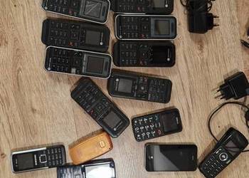 Zestaw telefonów komórkowych z akumulatorami i ładowarkami