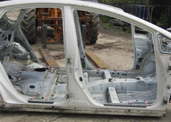 PRÓG SŁUPEK PRAWY BOK 070 TOYOTA PRIUS III LIFT