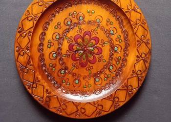 Zawieszany talerz drewniany, rękodzieło, druga połowa XX w.