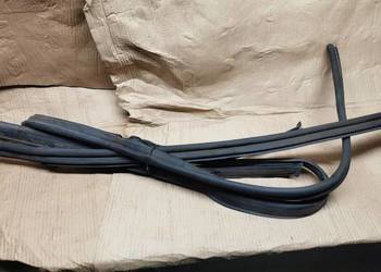 Uszczelka maski komory silnika BMW E34