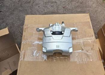 Zacisk hamulcowy lewy przód przedni Opel Astra J  95522602 1693226880