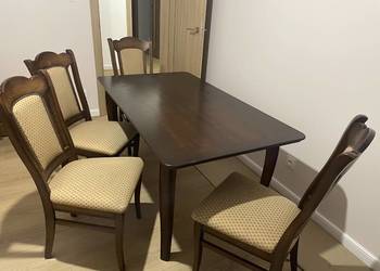 stół drewniany z krzesłami