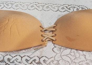 Biustonosz samonośny cielisty