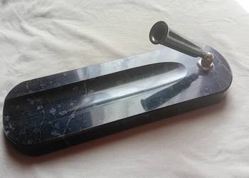 Marmurowa podstawka pod wieczne pióro z bakelitowym uchwytem. Połowa XX w.