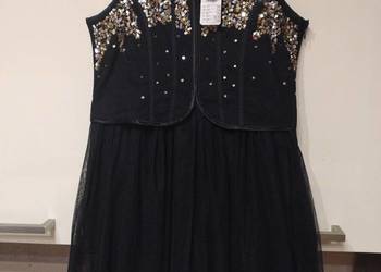 Sukienka w kolorze czarnym imprezowo koktajlowa .