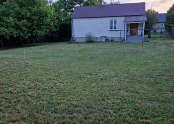 Duża działka 4600 m² z zabudowaniami.