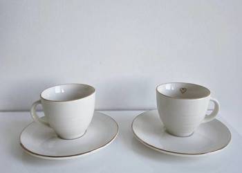 2 białe filiżanaki ze spodkami na espresso