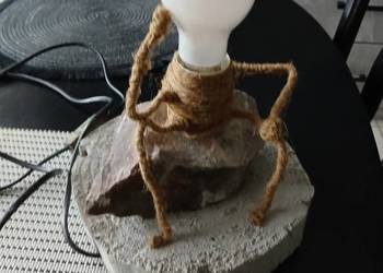 Lampka "myśliciel" siedzący na kamieniu